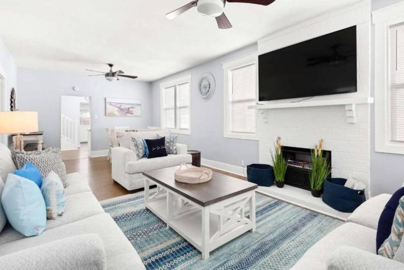 Cozy Entire Home The Breakfast Club House 3BR 2 BA - image 14