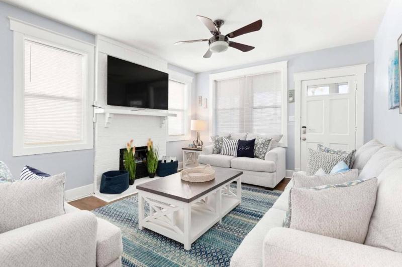 Cozy Entire Home The Breakfast Club House 3BR 2 BA - image 18