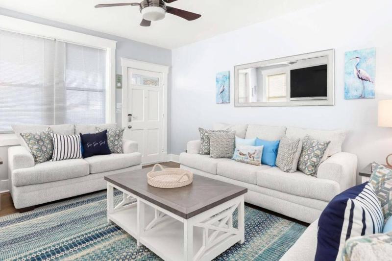 Cozy Entire Home The Breakfast Club House 3BR 2 BA - image 40