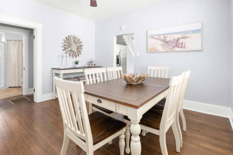 Cozy Entire Home The Breakfast Club House 3BR 2 BA - image 24
