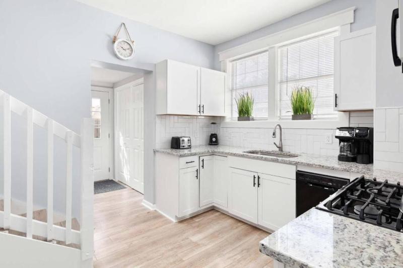 Cozy Entire Home The Breakfast Club House 3BR 2 BA - image 16