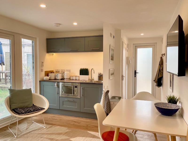 Redland Retreat Cosy Garden Studio for 2 - image 1