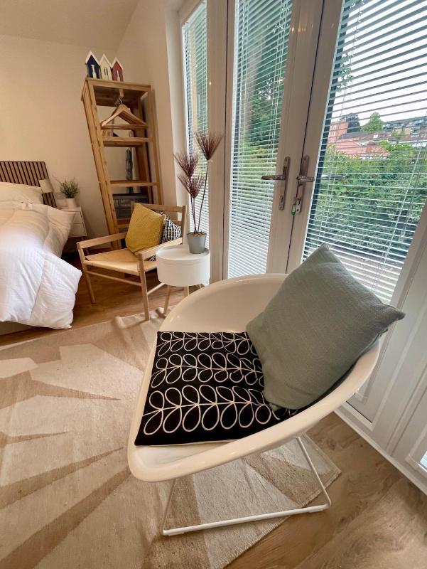 Redland Retreat Cosy Garden Studio for 2 - image 13