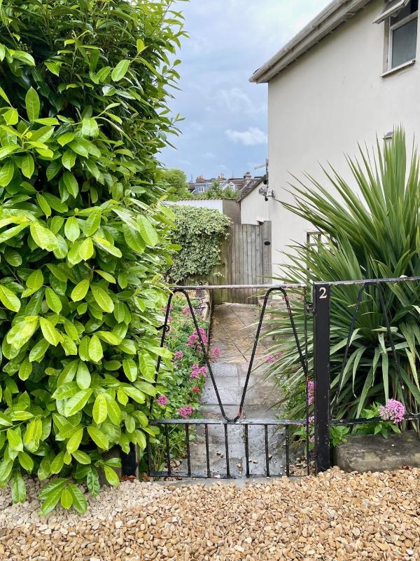Redland Retreat Cosy Garden Studio for 2 - image 6