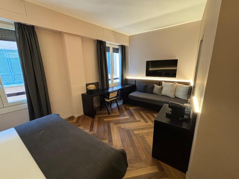Deluxe Double Room image 1