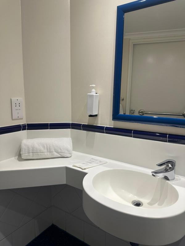 Twin Room - Disability Access image 4