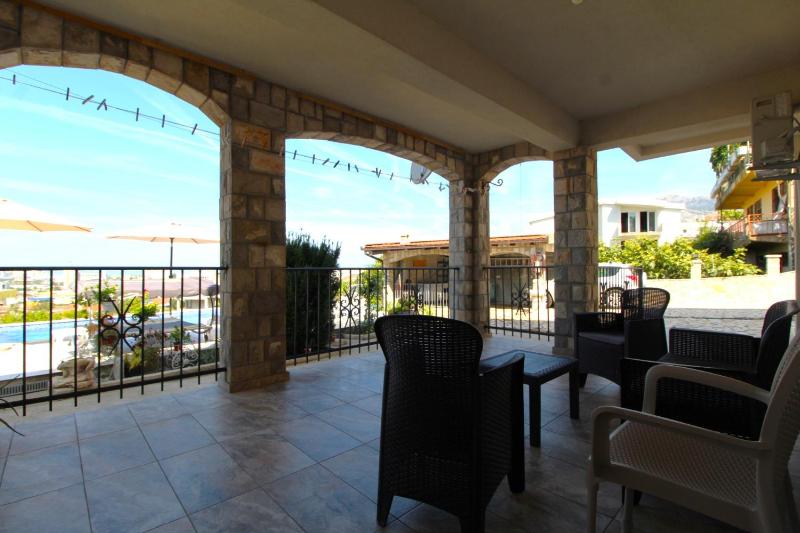 2bd Apt w Private Pool and City View 