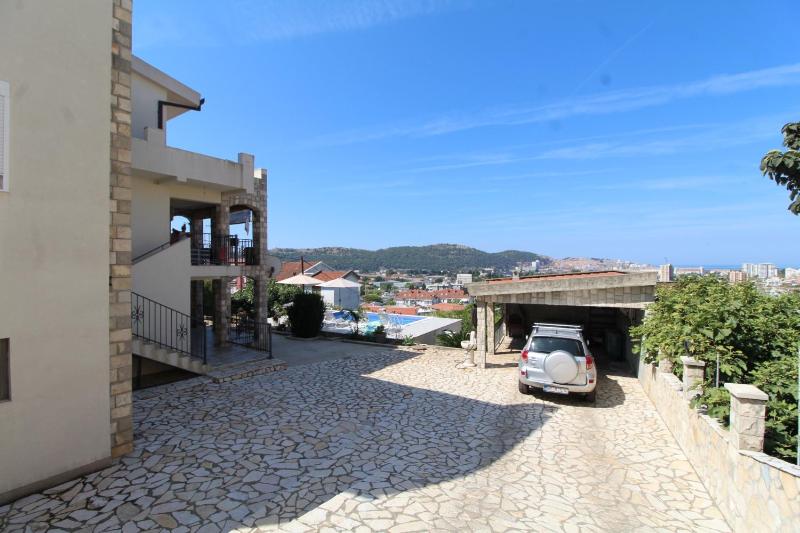 2bd Apt w Private Pool and City View 