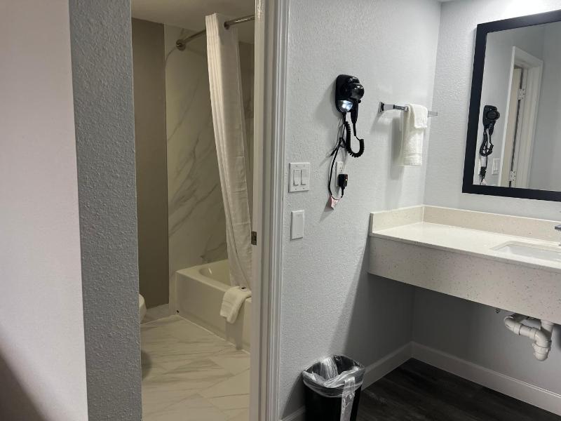 Quadruple Room - Non-Smoking image 2