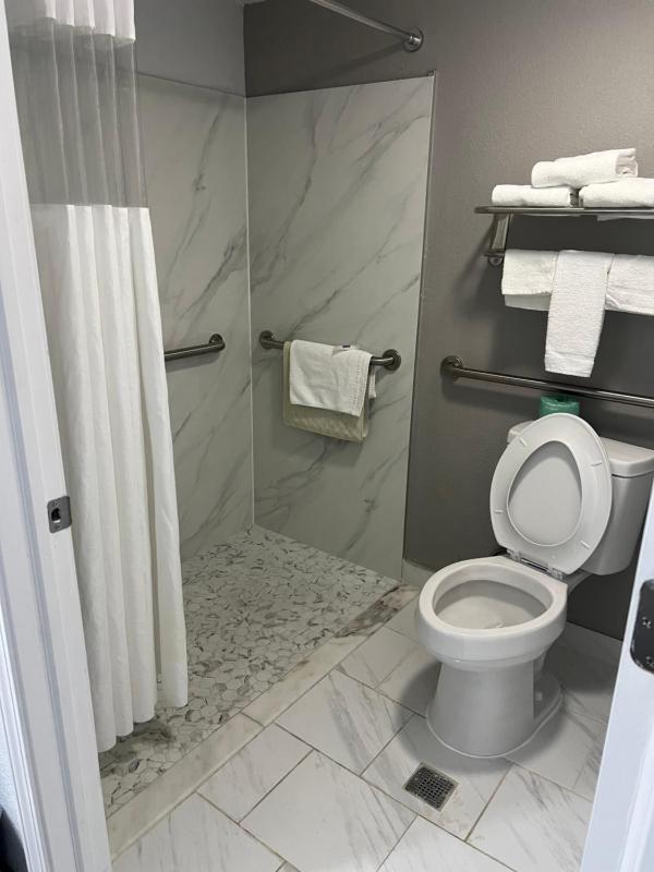 King Room with Roll-in Shower - Disability Access - Non-Smoking image 2