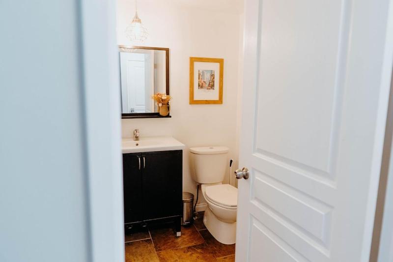 Central Calgary & Nearby Mountain Escape - 4 Beds - image 15
