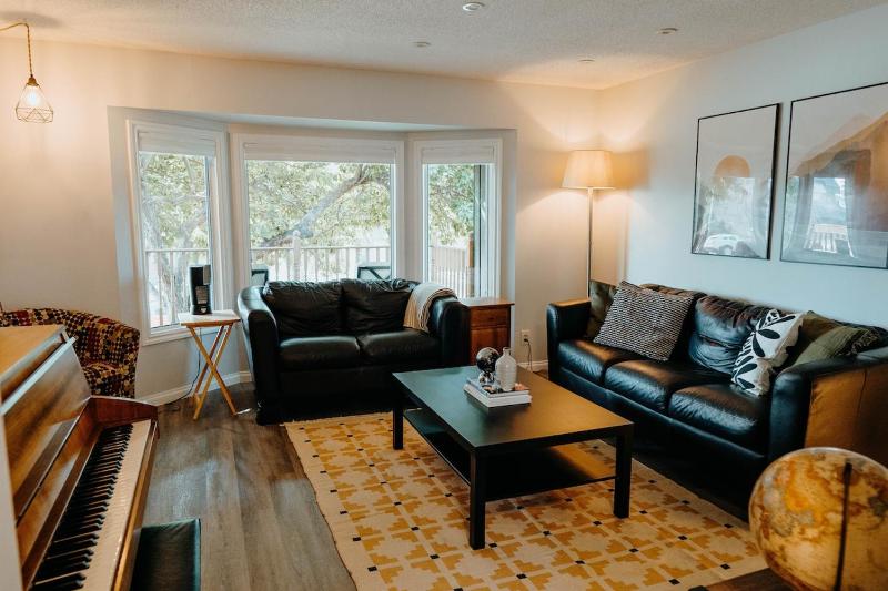 Central Calgary & Nearby Mountain Escape - 4 Beds - image 3