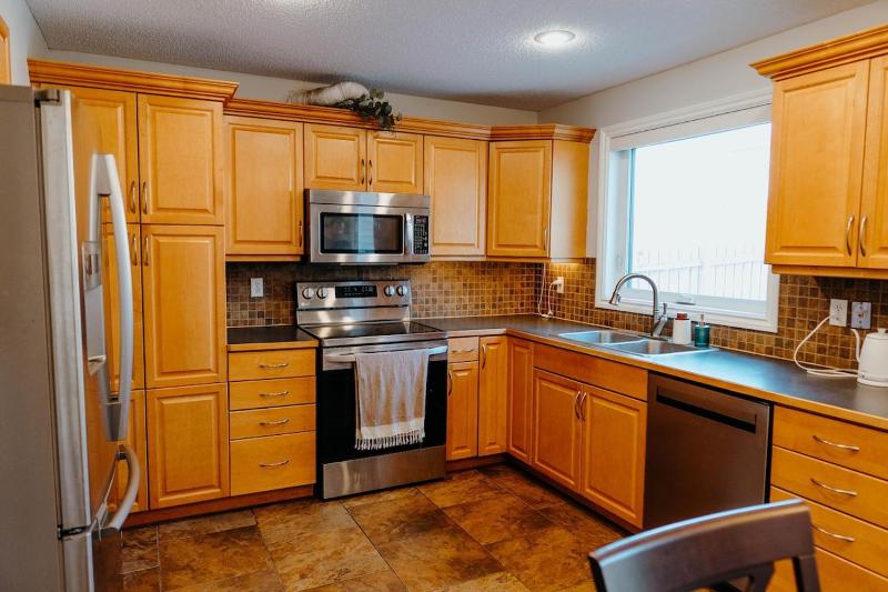 Central Calgary & Nearby Mountain Escape - 4 Beds - image 9