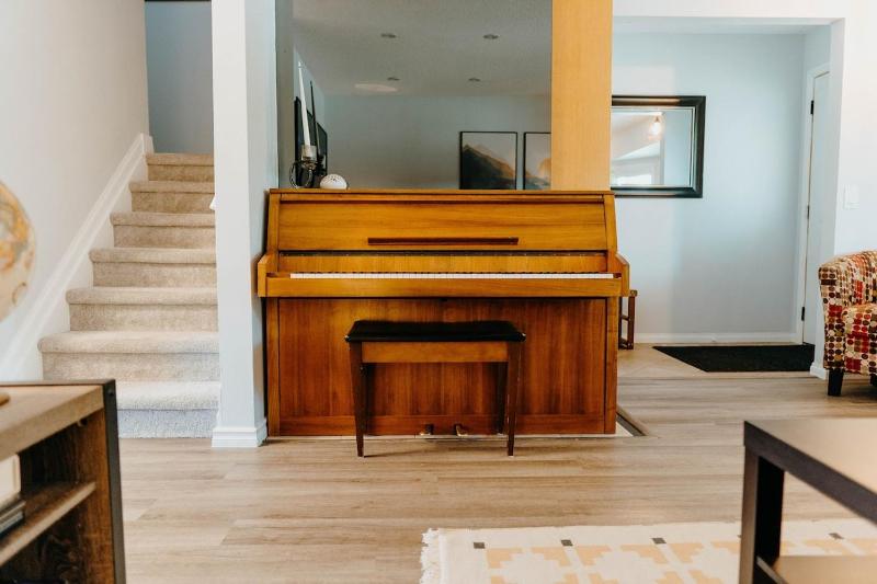 Central Calgary & Nearby Mountain Escape - 4 Beds - image 6