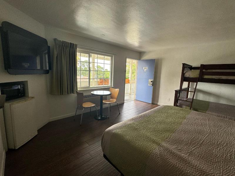 Family Room image 4