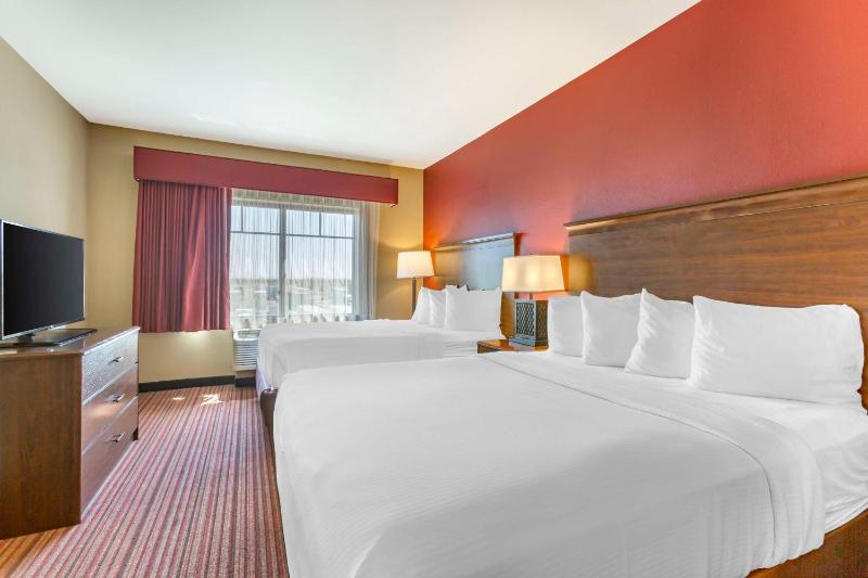 Queen Suite with Two Queen Beds and Kitchen image 3