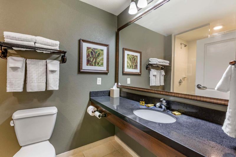 Queen Room with Two Queen Beds - Non-Smoking image 2