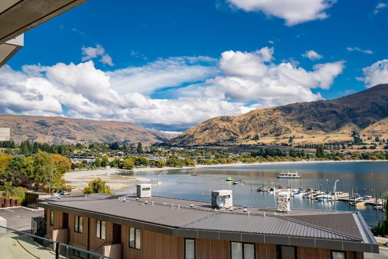 Lakeside Luxury - image 19