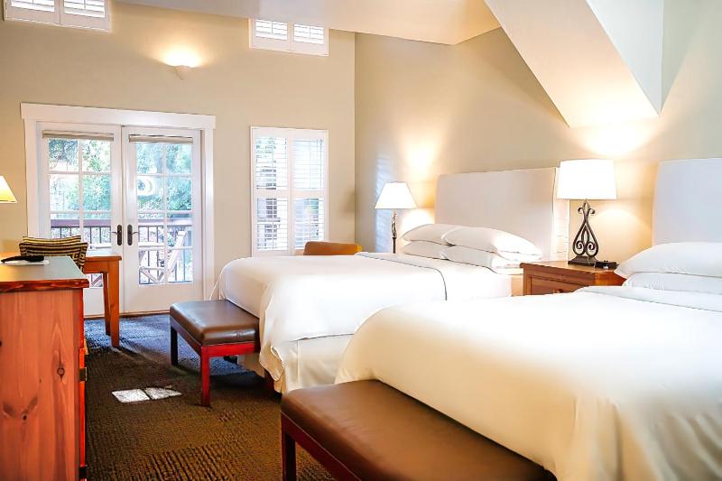 Deluxe Queen Room with Two Queen Beds image 4
