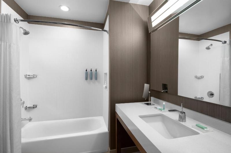 Double Queen Room image 3