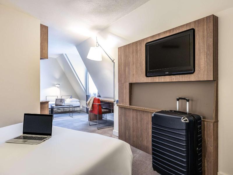 Accessible Superior Room with Double Bed and Two Sofabeds image 3