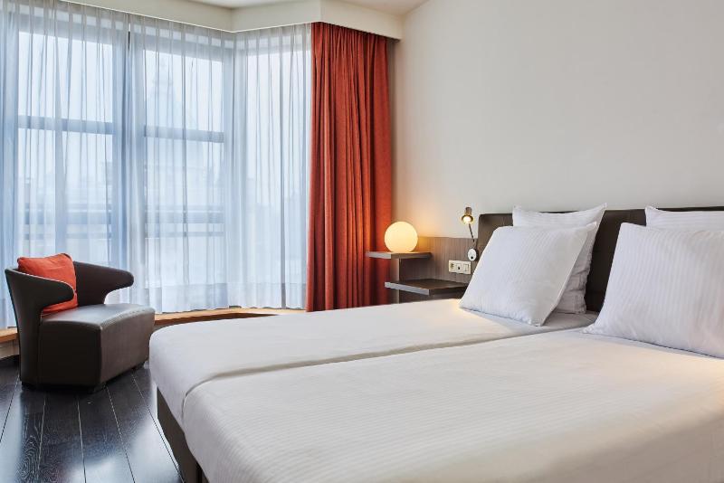 Standard Twin Room image 4