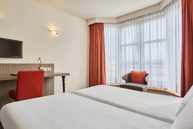 Standard Twin Room image 3