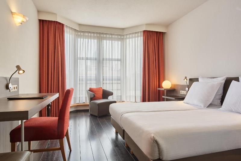 Standard Twin Room image 1
