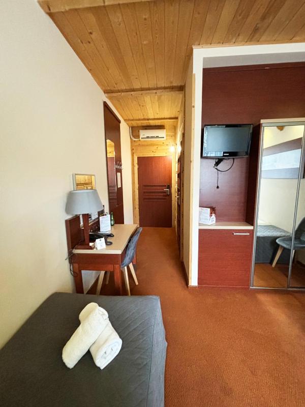 Twin Room image 4