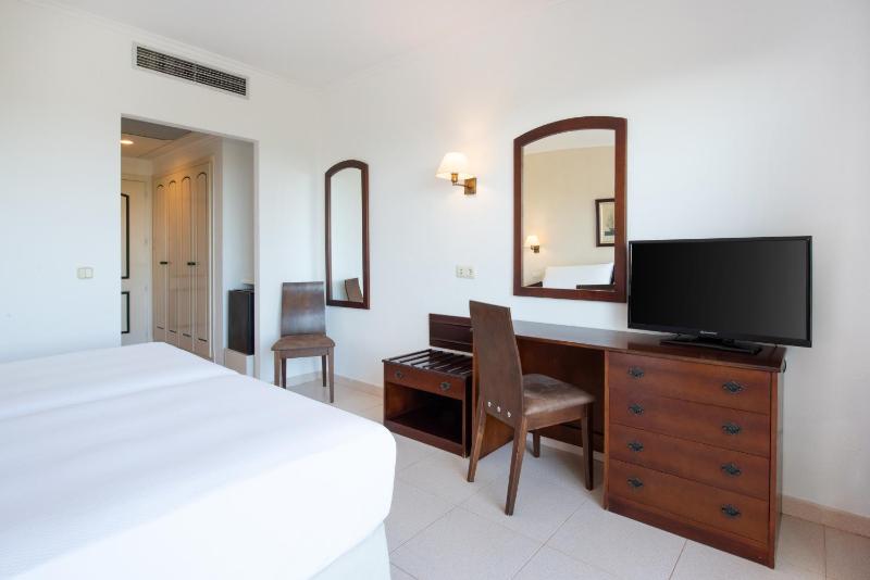 Twin Room with Balcony image 3