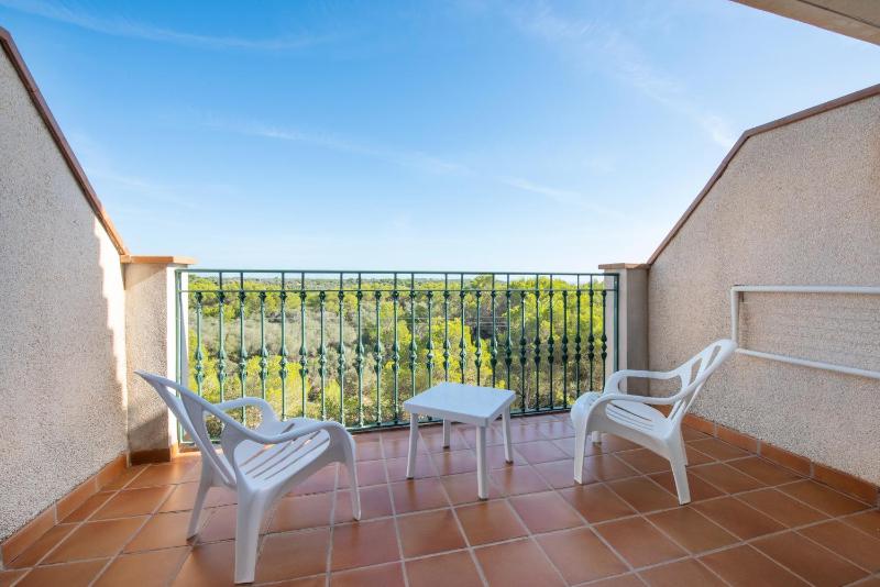 Twin Room with Balcony image 4