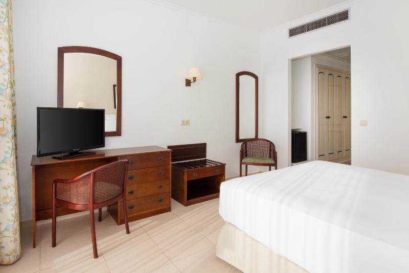 Twin Room with Balcony and  Sea View image 2