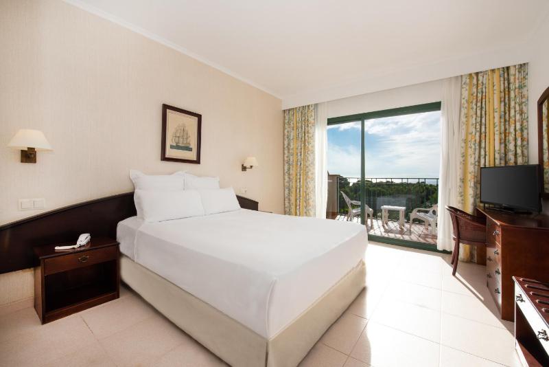 Twin Room with Balcony and  Sea View image 3