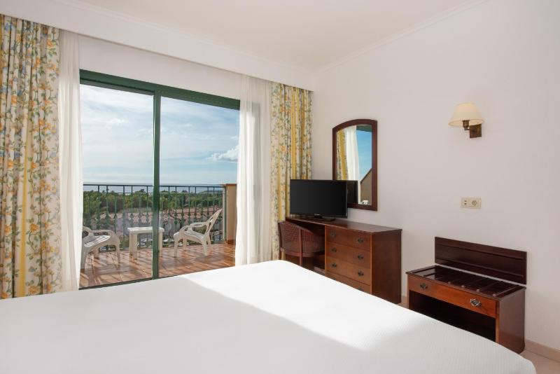 Twin Room with Balcony and  Sea View image 4