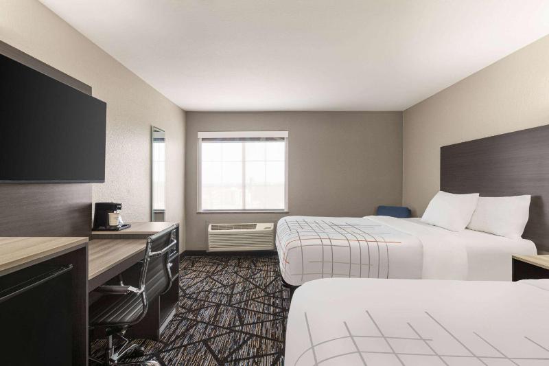 Queen Room with Two Queen Beds and Bath Tub - Mobility Accessible/Non-Smoking image 1