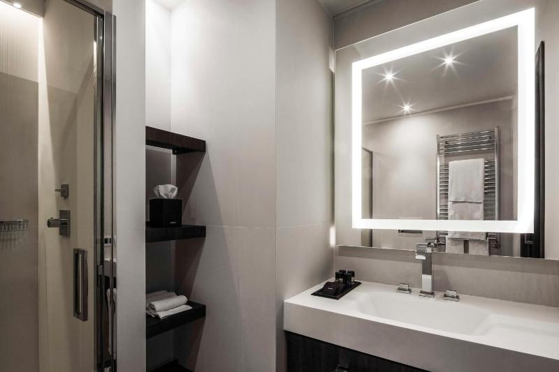Deluxe King Room image 4