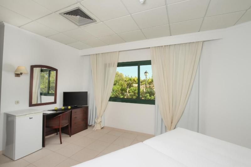 Twin Room with Window image 3