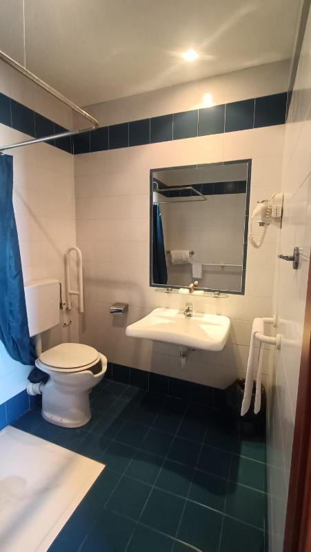 Standard Twin Room - Disability Access image 1