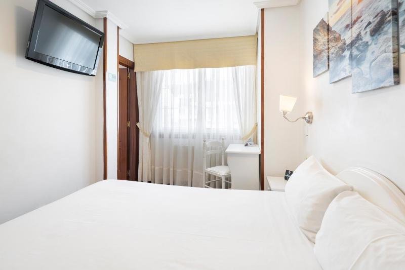 Budget Double Room image 4