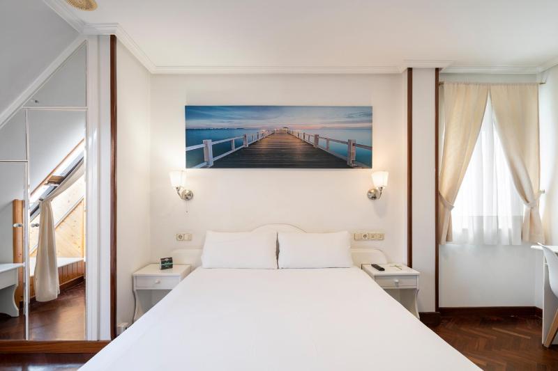 Standard Double Room image 3