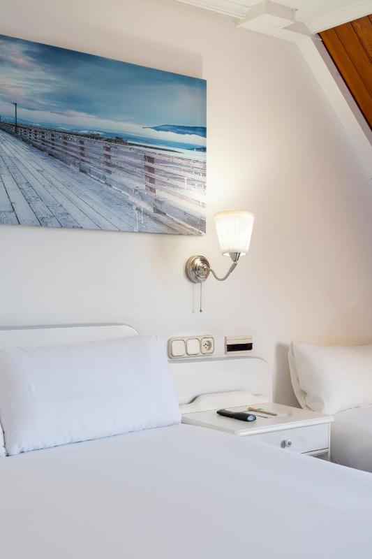 Standard Double Room image 4