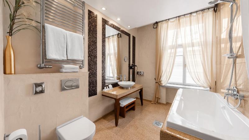 Suite room with Spa Bath & Old Town view image 3