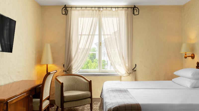 Classic Double or Twin Room image 4