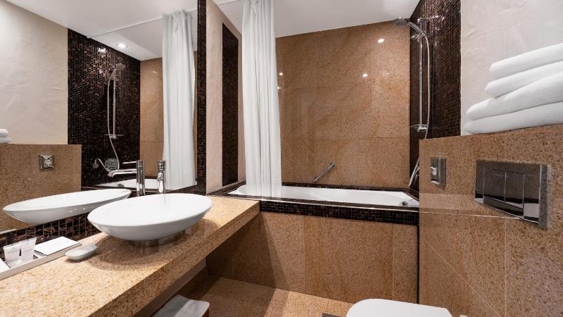 Classic Double or Twin Room image 3