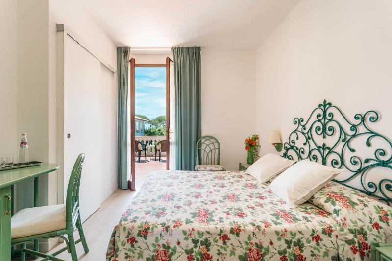 Standard Double Room with Balcony image 4