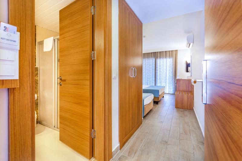 Triple Room with Pool View image 2