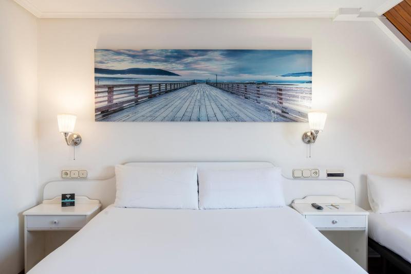 Double Room with Extra Bed image 3