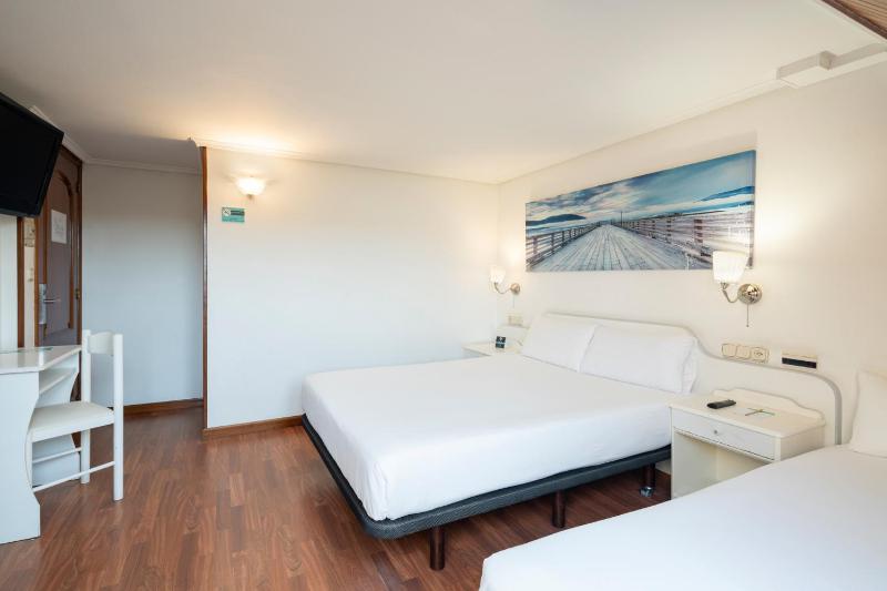 Double Room with Extra Bed image 4