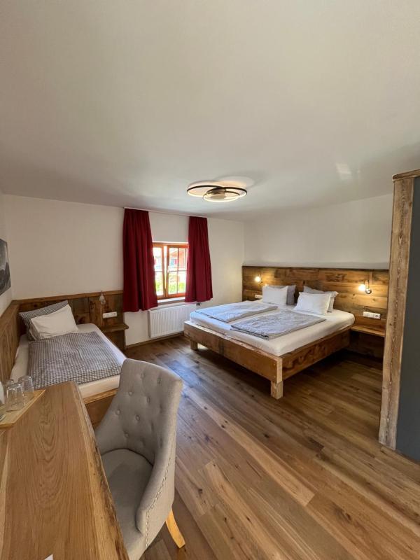Triple Room with Balcony image 4