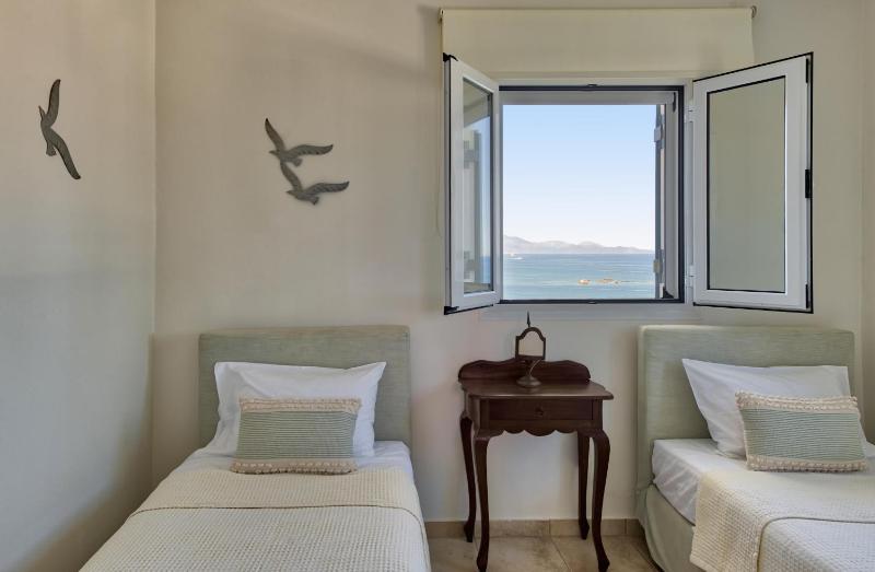 Deluxe Suite with Sea View image 3
